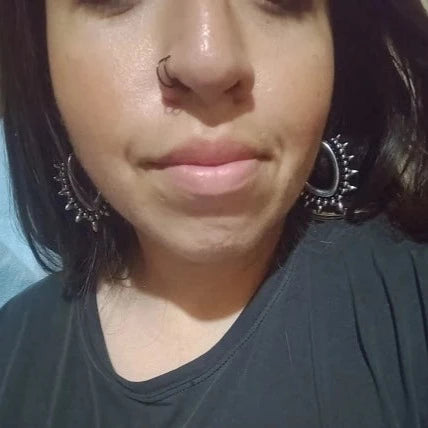 Klant pronkt trots met haar stijl met metalen doornige oorhanger