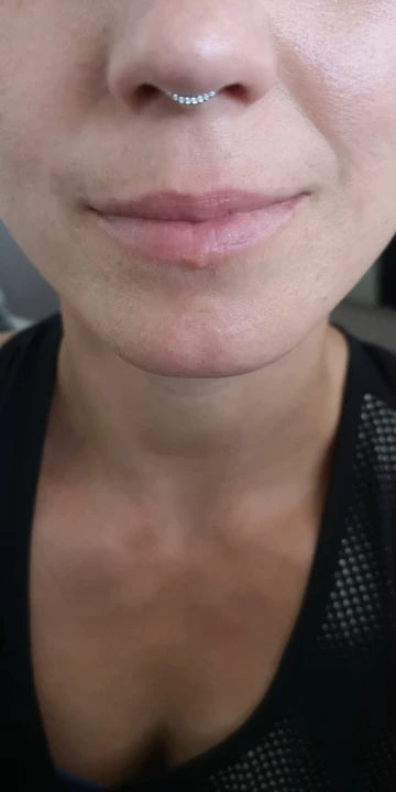 Neuspiercing, titanium ovale ring, onconventionele elegantie.
