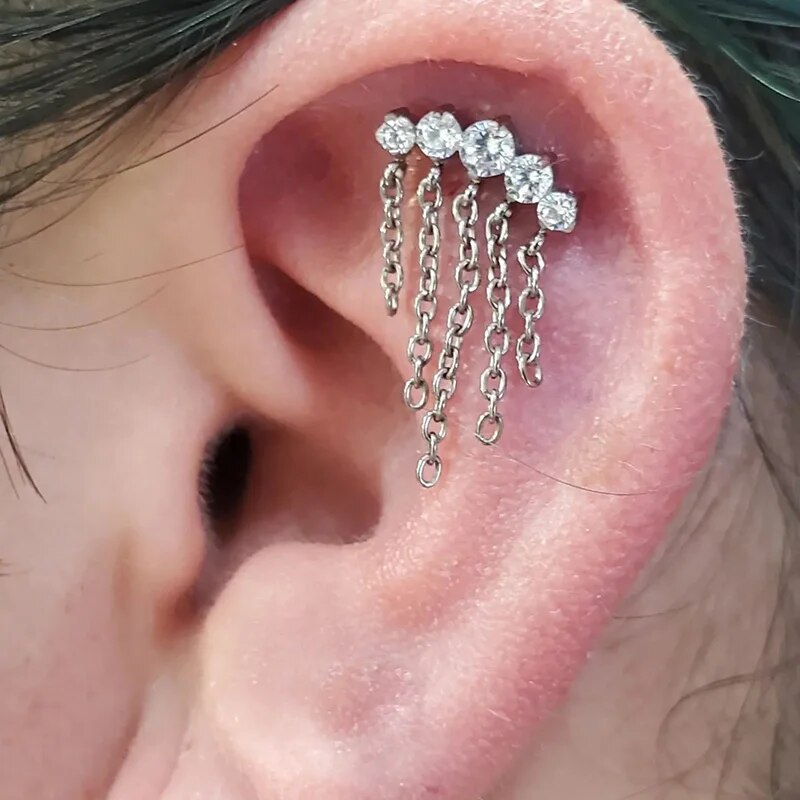 Oorsieraad in titanium, waterval van zirkonia's voor een continue glans.