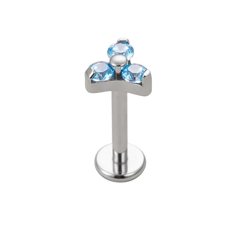 Ooraccessoire in titanium, driehoekige vorm met zirkonia's voor een trendy effect.