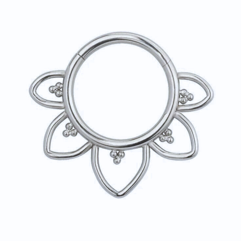 Daith piercing met gotische titanium ring, echo van donkere elegantie.