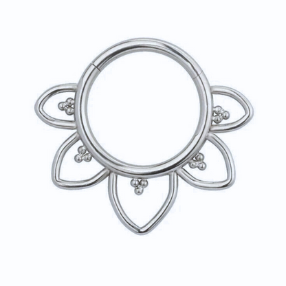 Daith piercing met gotische titanium ring, echo van donkere elegantie.