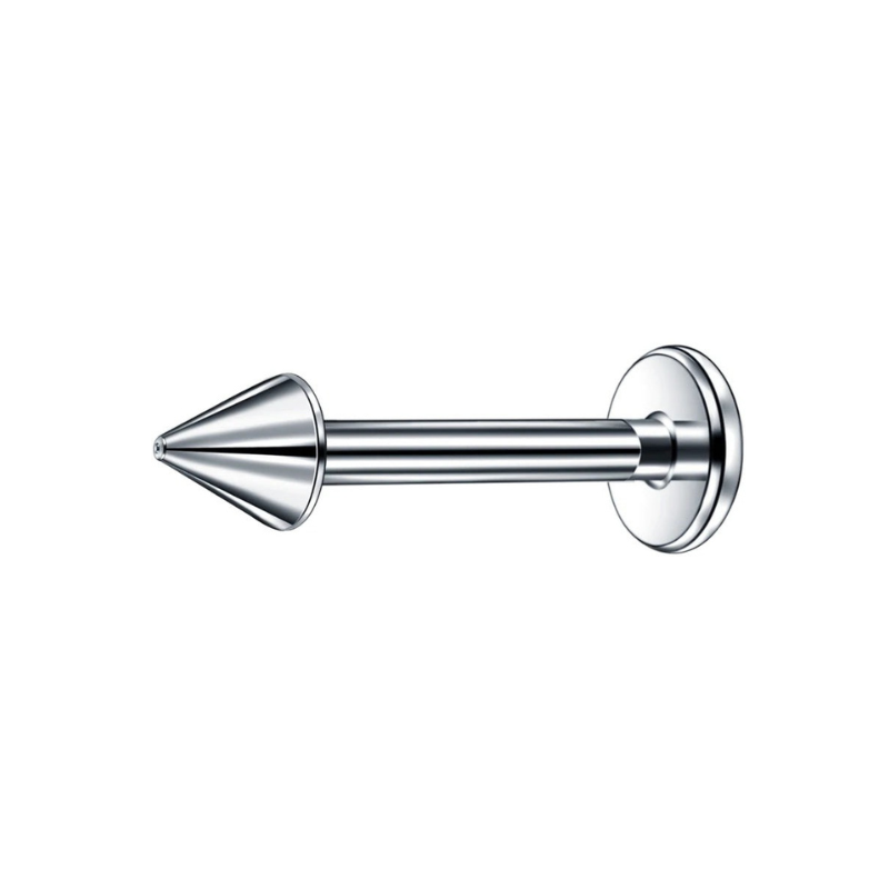 Piercing met een puntige stud voor het oor