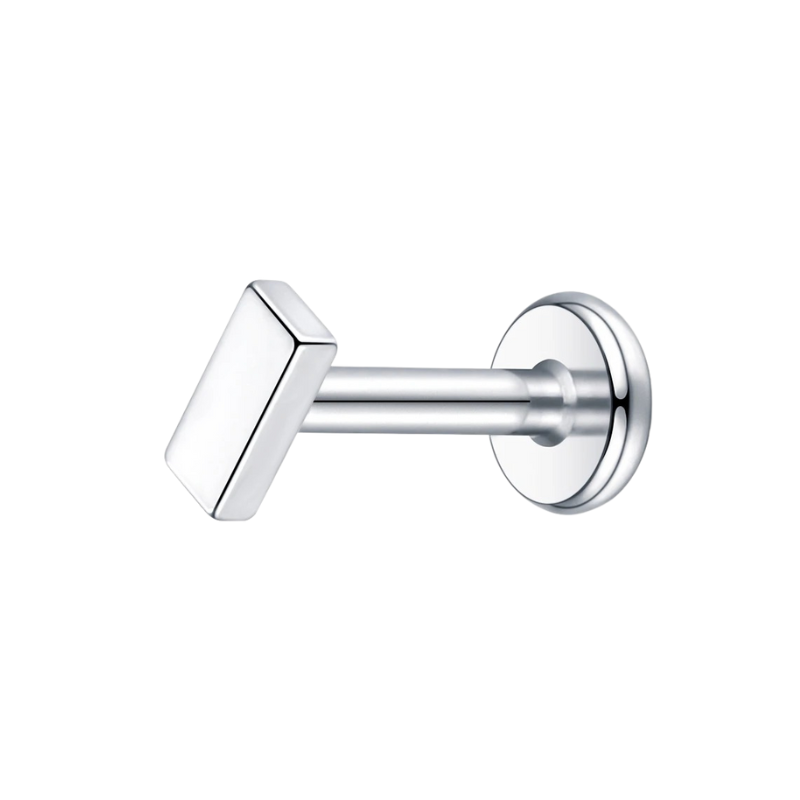 Oorstekerpiercing titanium staafje, chic minimalisme.