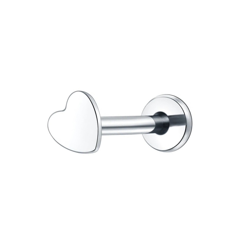 Oorstekker piercing in de vorm van een titanium hart, zachtheid en duurzaamheid.