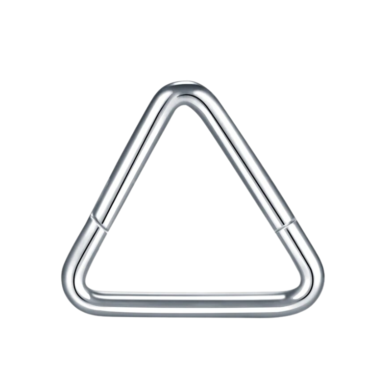 Oorpiercing met titanium driehoek ring, hedendaags ontwerp.