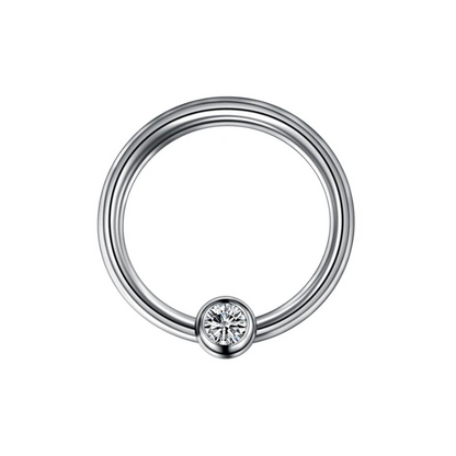 Daith oorpiercing in titanium met zirkonia, elegantie en duurzaamheid.