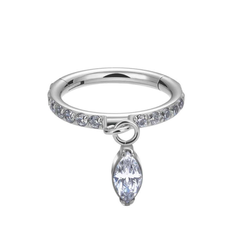 Oorpiercing conch ring van titanium met zirkonia hanger, subtiele en moderne schittering.