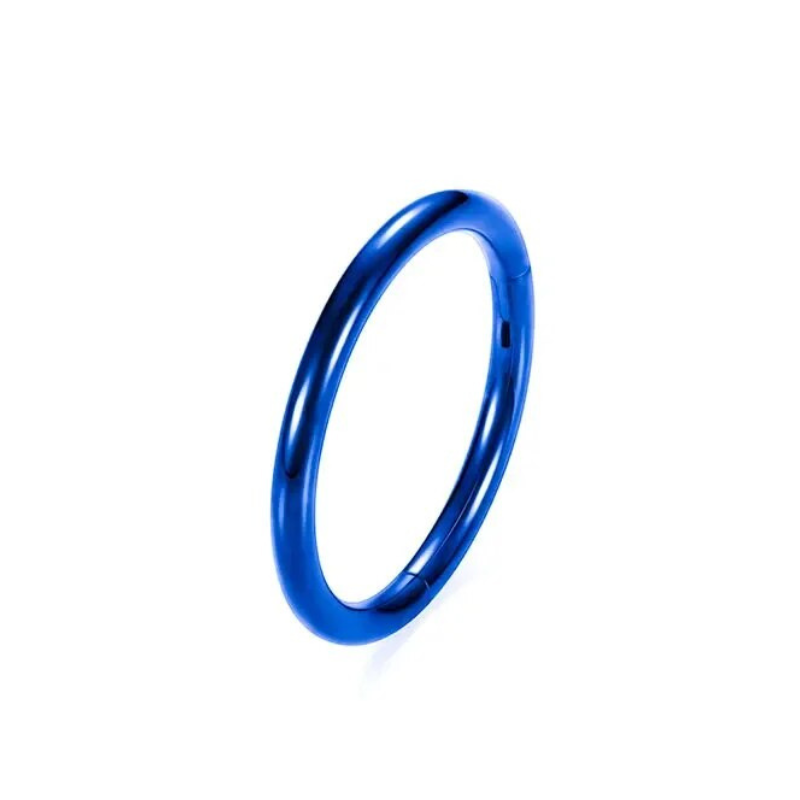 Titanium oorpiercing met klassieke ring, stijlvol in alle kleuren, hier in marine