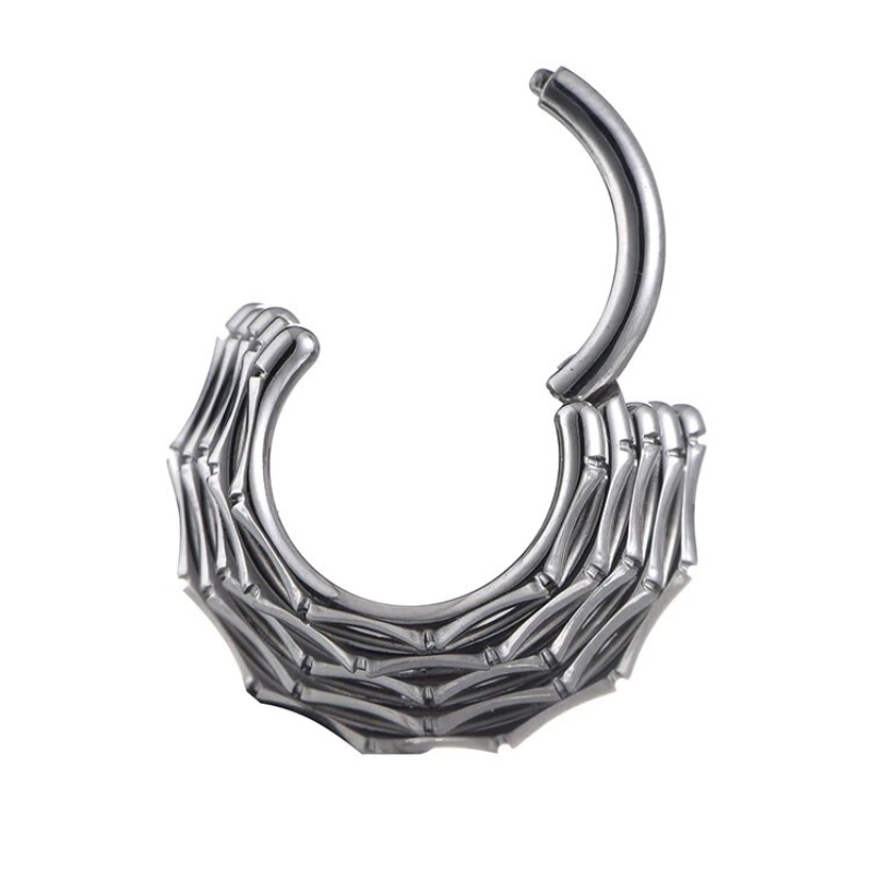 Neuspiercing septum van titanium met vijf gefuseerde ringen, gedurfd ontwerp.
