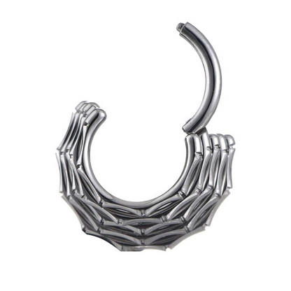 Neuspiercing septum van titanium met vijf gefuseerde ringen, gedurfd ontwerp.