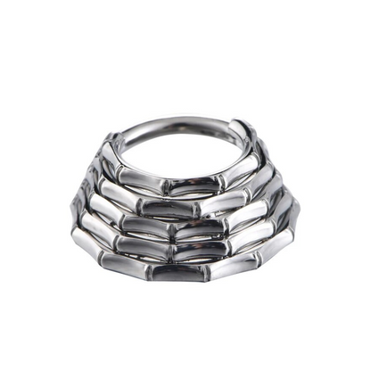Neussieraad van titanium, septum met vijf ringen, voor een unieke stijl.