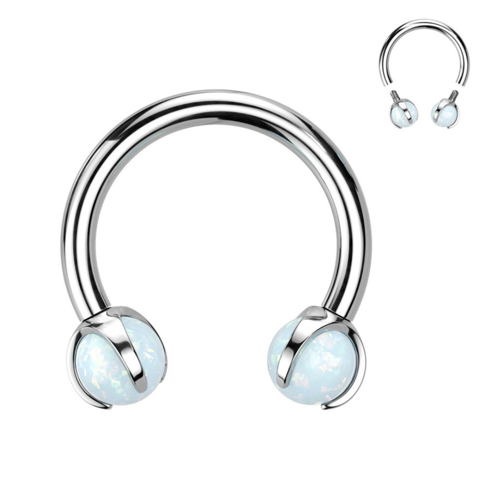 Hoefijzer oorpiercing met titanium ballen, plezierig en chic.