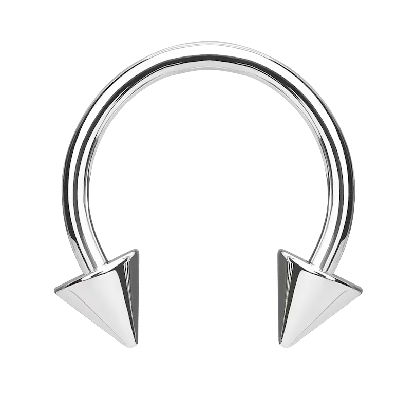 Zilverkleurige titanium hoefijzer oorpiercing met stekels.