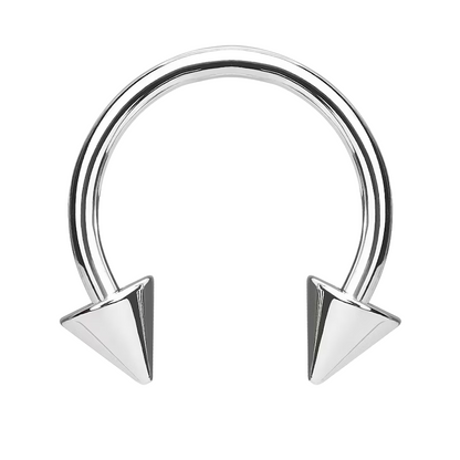 Zilverkleurige titanium hoefijzer oorpiercing met stekels.