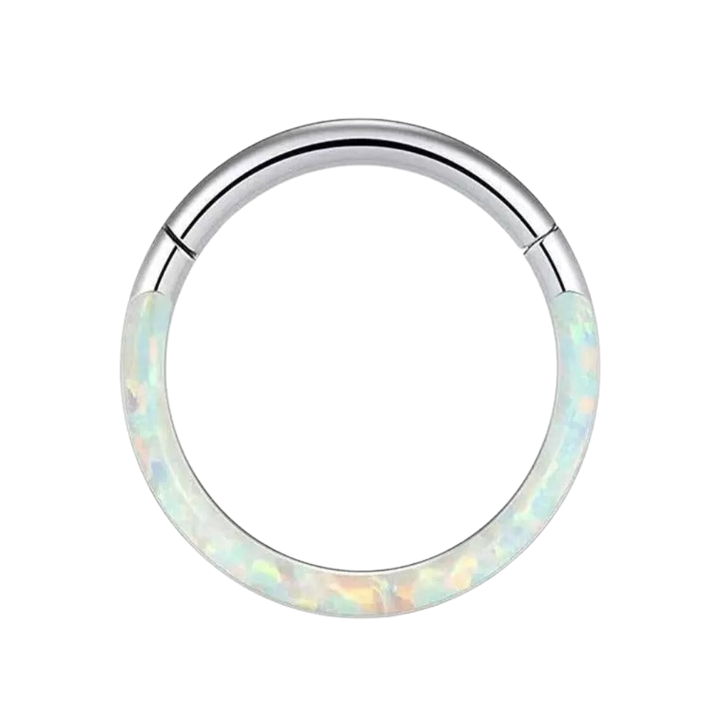 Oorpiercing met titanium ring en opaal, subtiele elegantie.