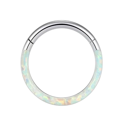 Oorpiercing met titanium ring en opaal, subtiele elegantie.