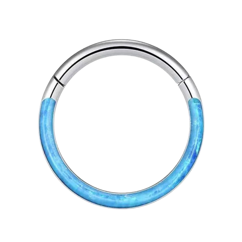 Oorpiercing met titanium ring en opaal, unieke en verfijnde stijl.