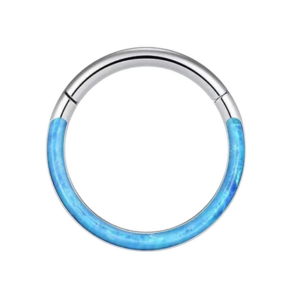 Oorpiercing met titanium ring en opaal, unieke en verfijnde stijl.
