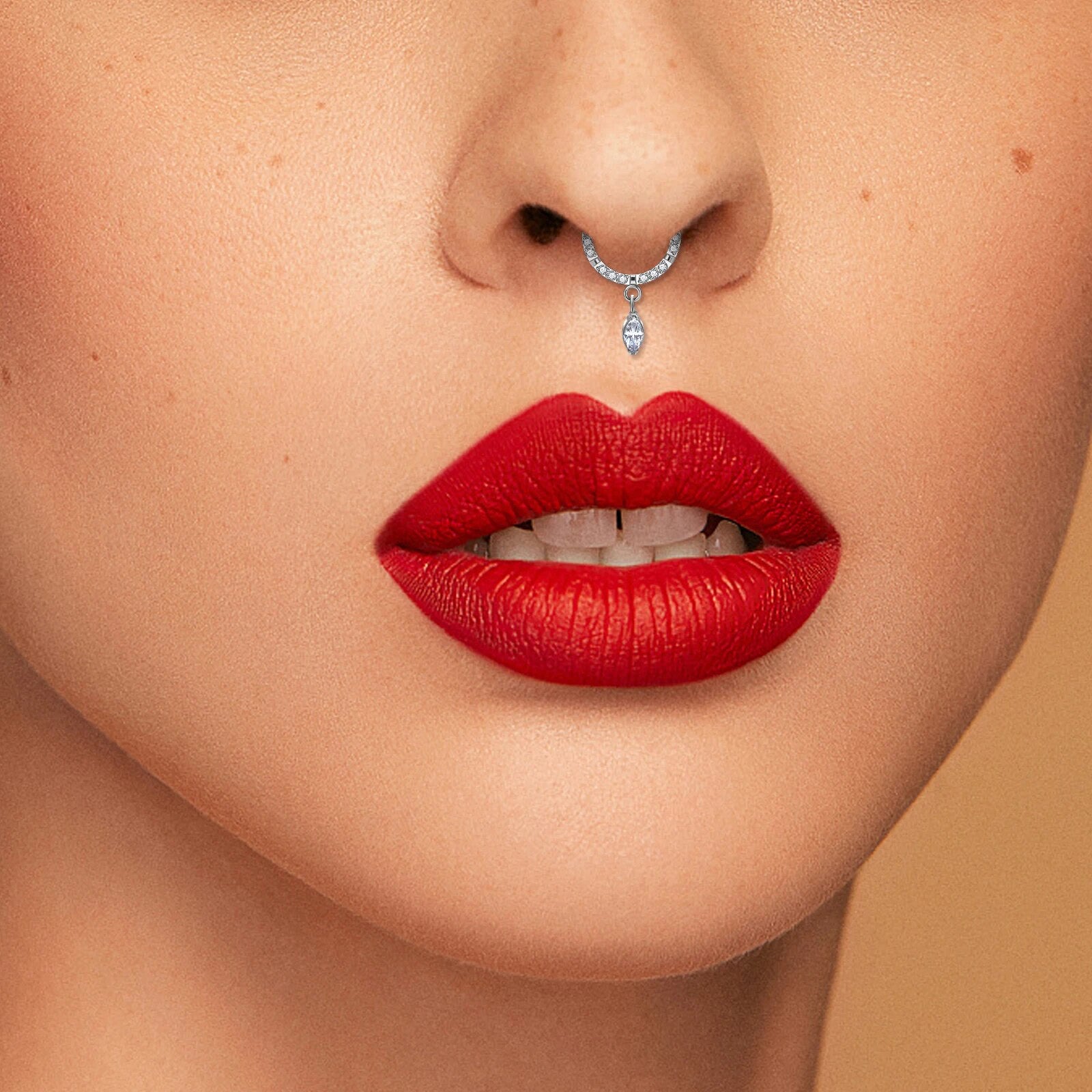 Septumsieraad in titanium en zirkonia's, voor een assertieve stijl, gedragen door een vrouw.
