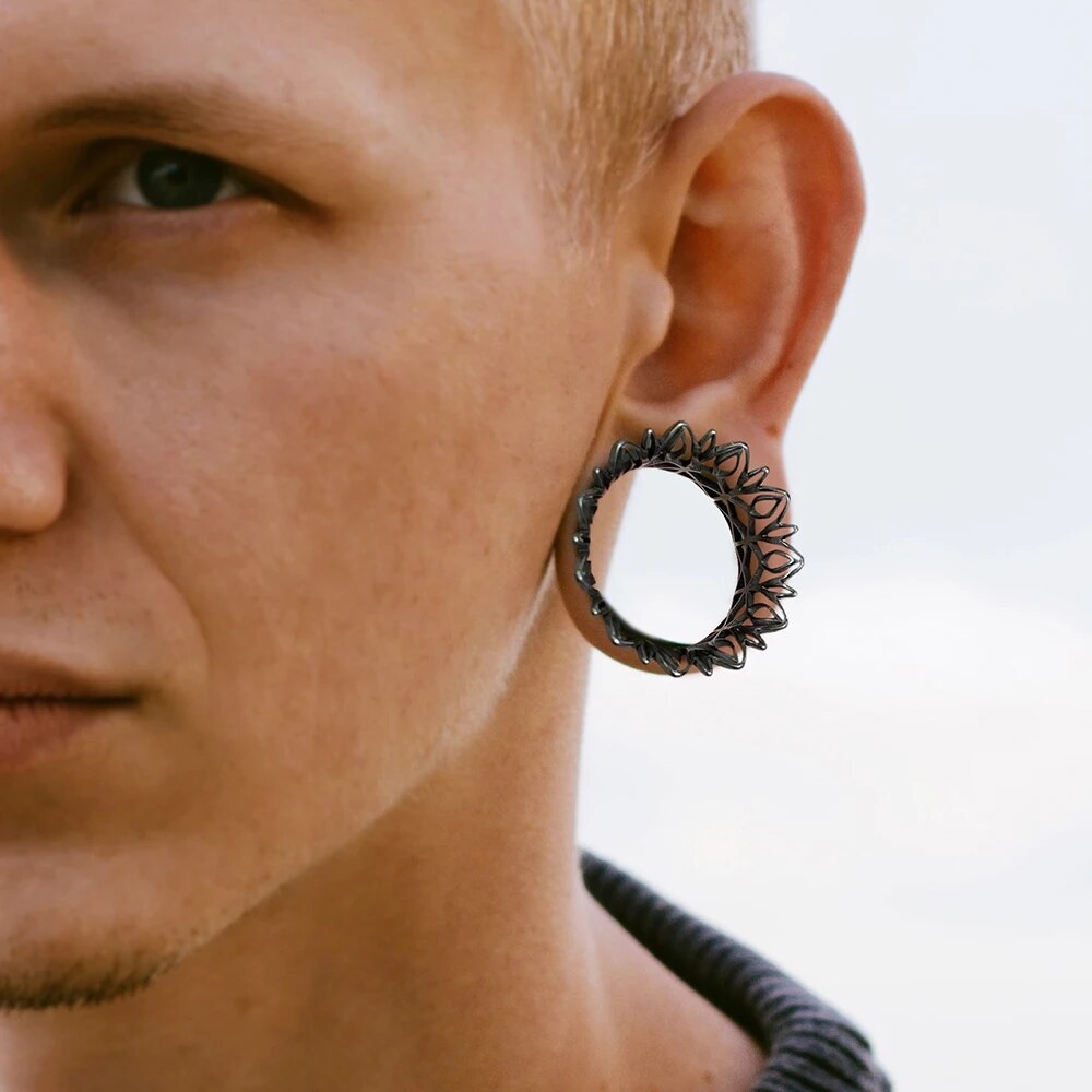 Ooraccessoire tunnel, getande bloem voor subtiele charme.