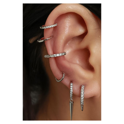 Zilverkleurige titanium ring, discreet en stijlvol voor het oor, gedragen door een vrouw.