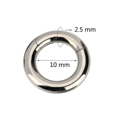 Oorsieraad in titanium, dikke ring voor een stijlverklaring.