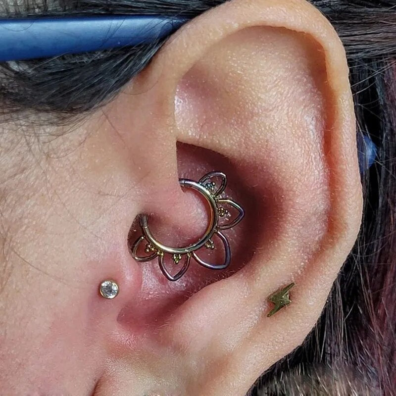 Daith oorpiercing met gotische ring, een fluistering van duisternis in titanium.