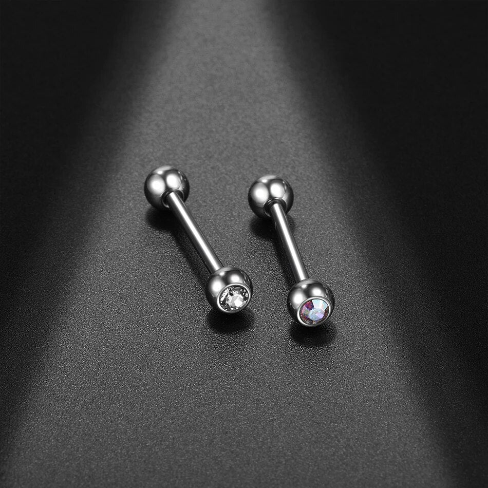 twee tongpiercings op een zwarte achtergrond