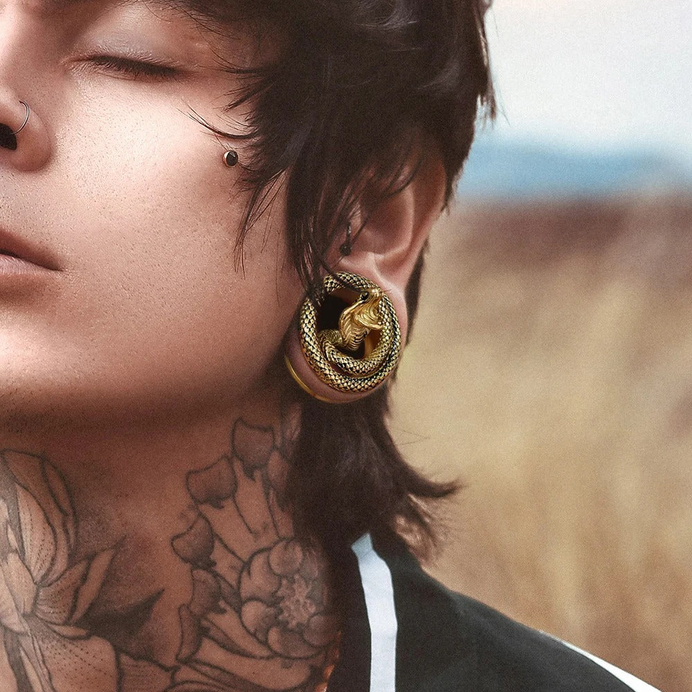 Cobra tunnel piercing, het perfecte accessoire voor een opvallende look.