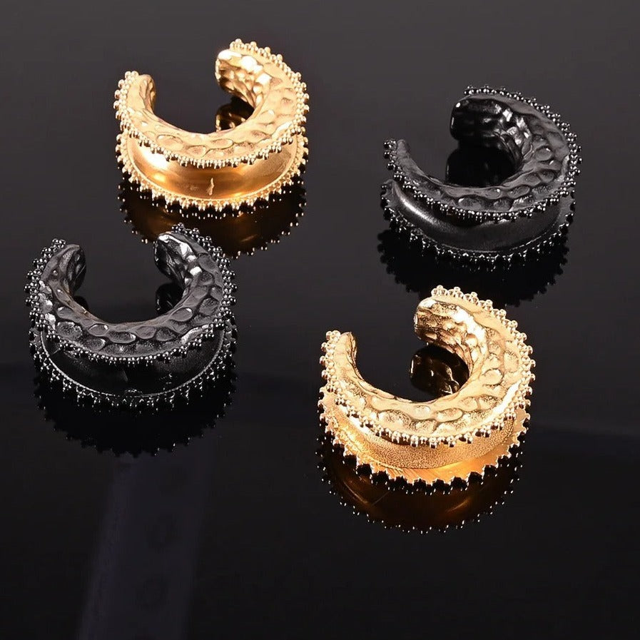 Halvemaan oorverbreder verkrijgbaar in zilver, zwart en goud.
