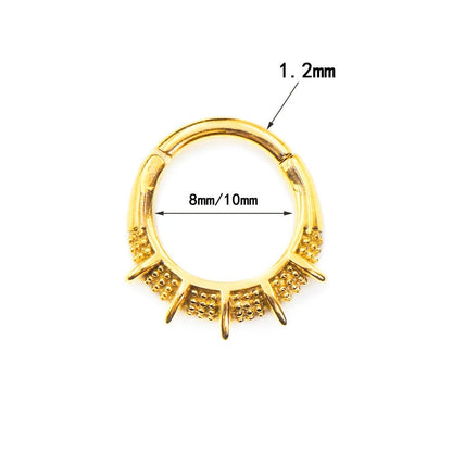Oorpiercing met tribaal motief, het perfecte accessoire voor een trendy en verfijnde look