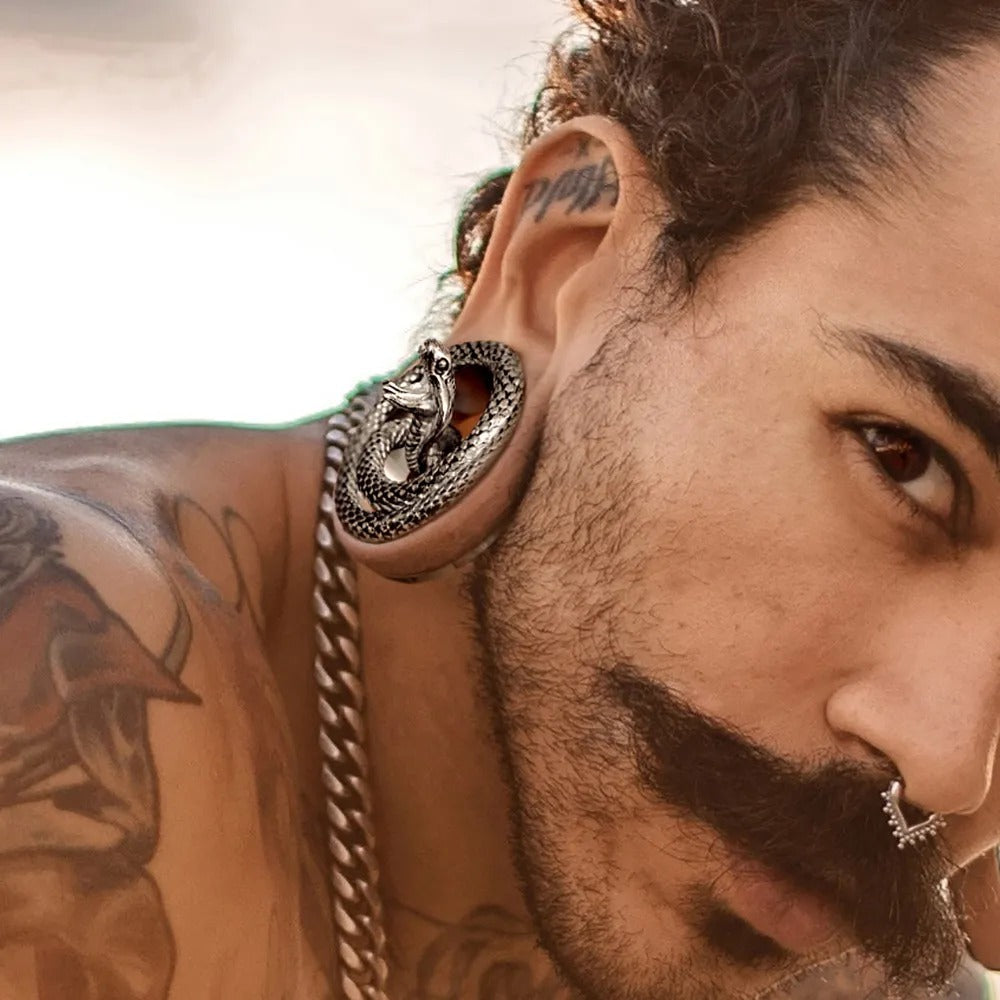 Cobra tunnel piercing, giftige elegantie.