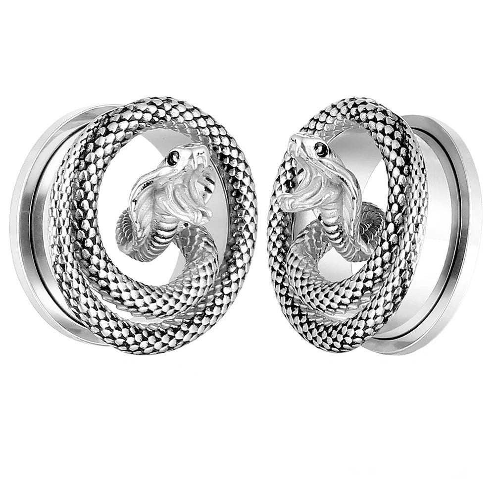 Zilveren oortunnel met een bronzen cobra in het midden voor een betoverende look.