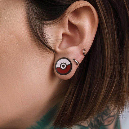 Oor spreider sieraad met Pokéball ontwerp.