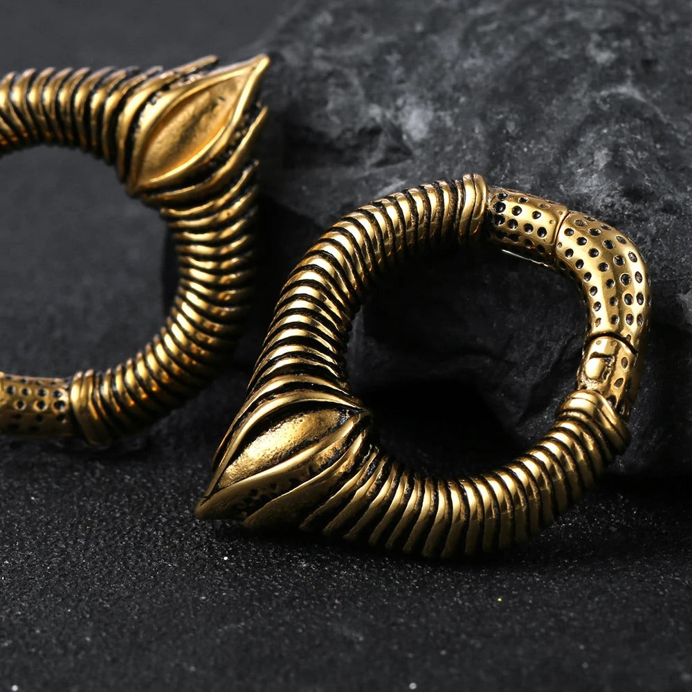 Donkere en elegante oorhanger in zwart en goud.