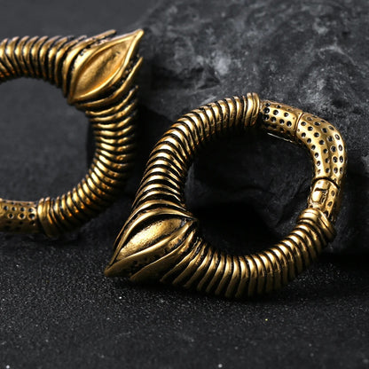 Donkere en elegante oorhanger in zwart en goud.