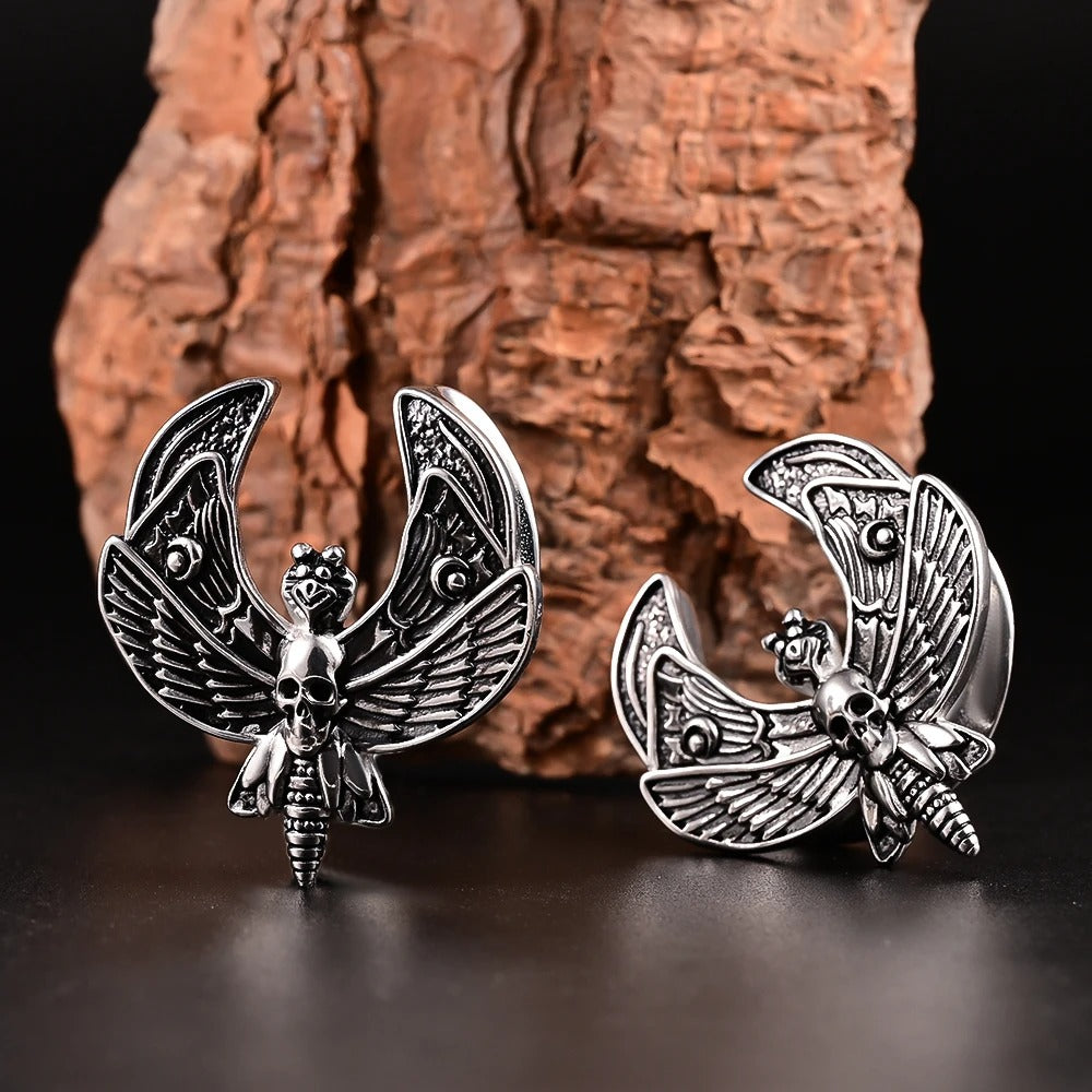 Tunnel piercing met vlinder en schedel, het ultieme accessoire voor een boeiende look.