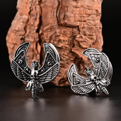 Tunnel piercing met vlinder en schedel, het ultieme accessoire voor een boeiende look.
