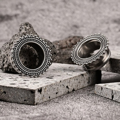 Fijne tunnel piercing met kralen, het chique detail van jouw dagelijkse look.