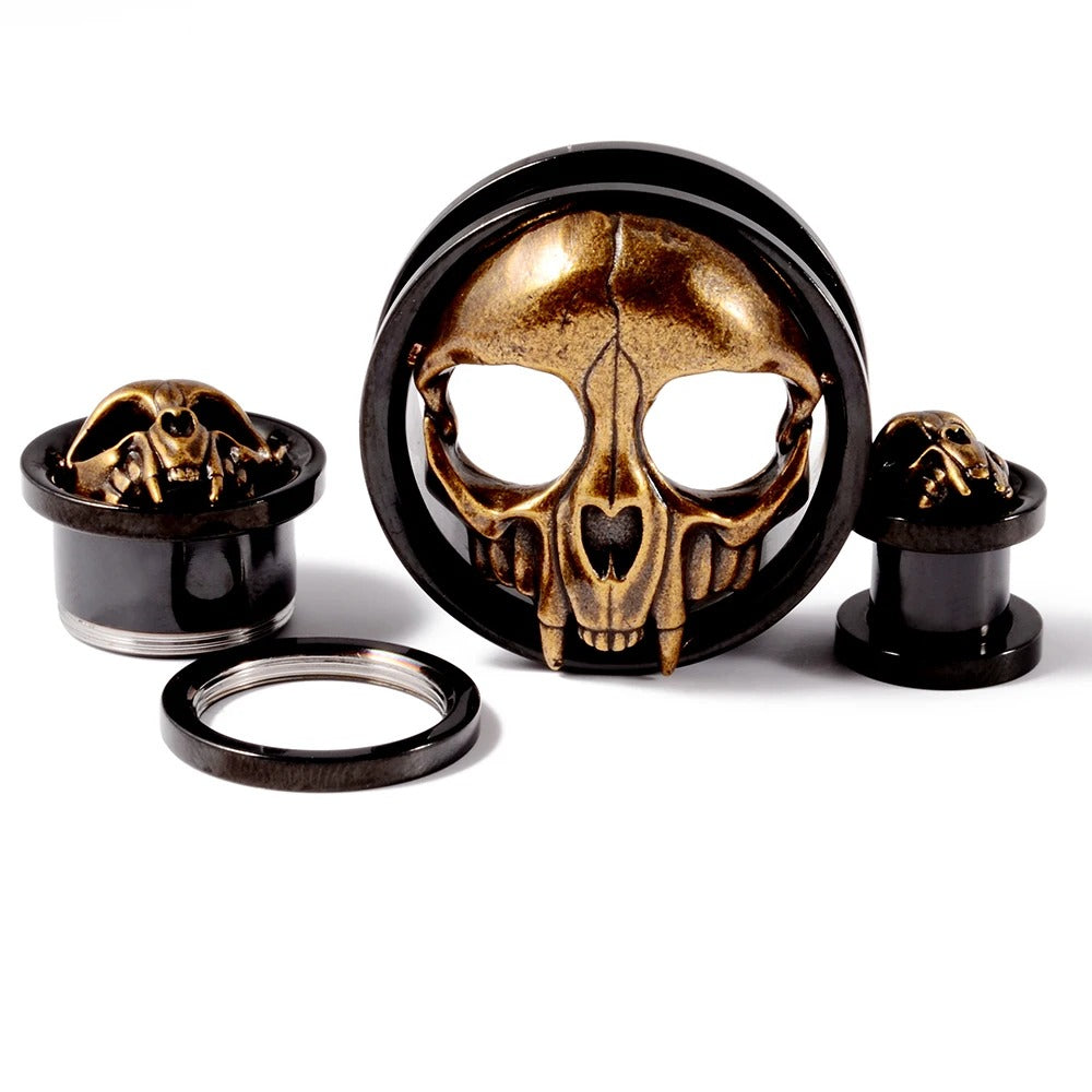 Donkere piercing tunnel met bronzen accent, uitstralend kracht en mysterie