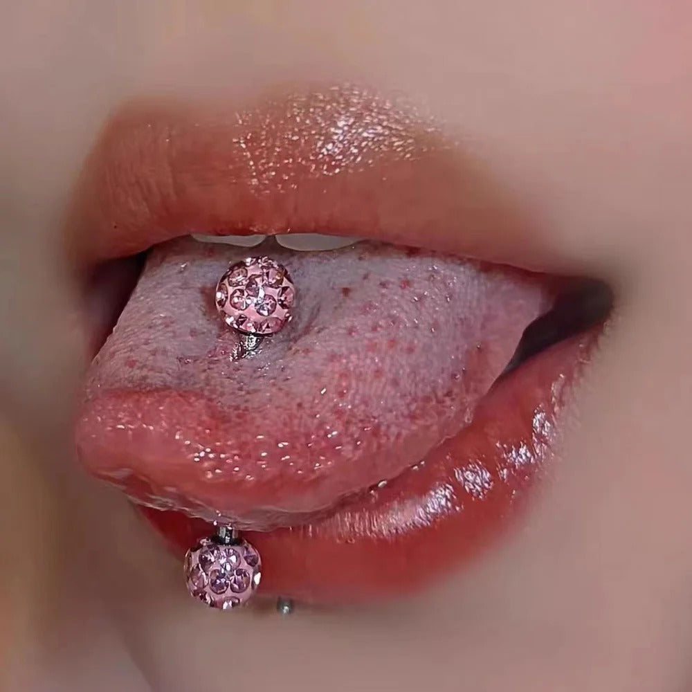 Tongpiercing met bolletjes bezet met zirkonia's, discrete glans