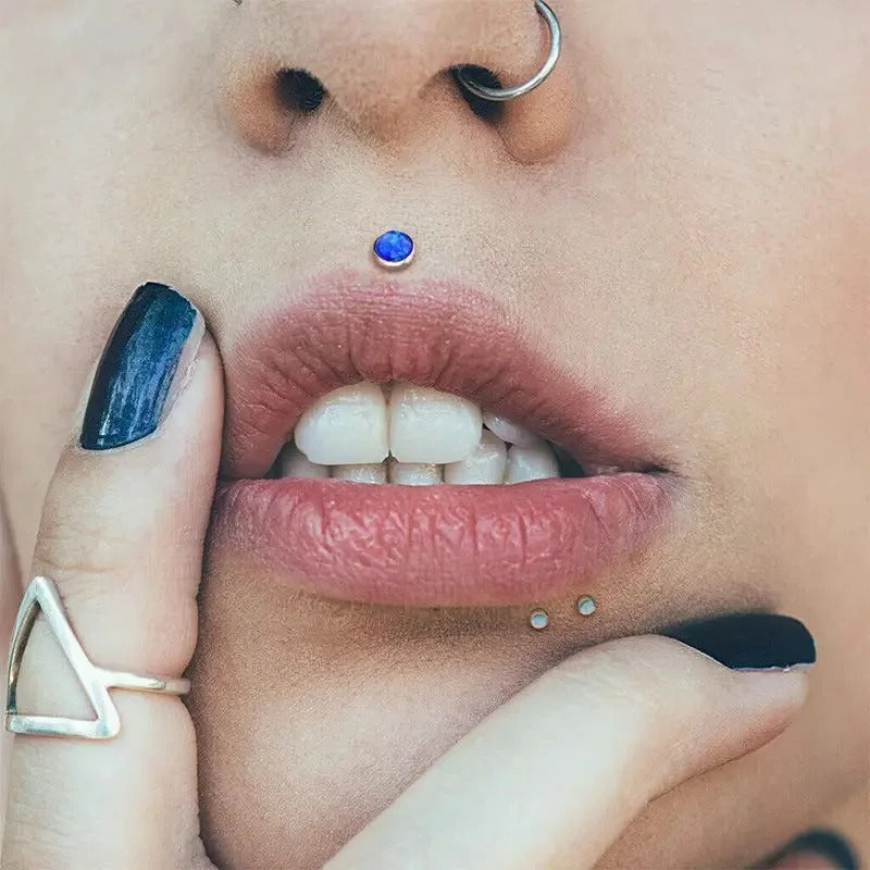 Ooraccessoire met blauwe steen, een subtiele kleurtoets voor frau