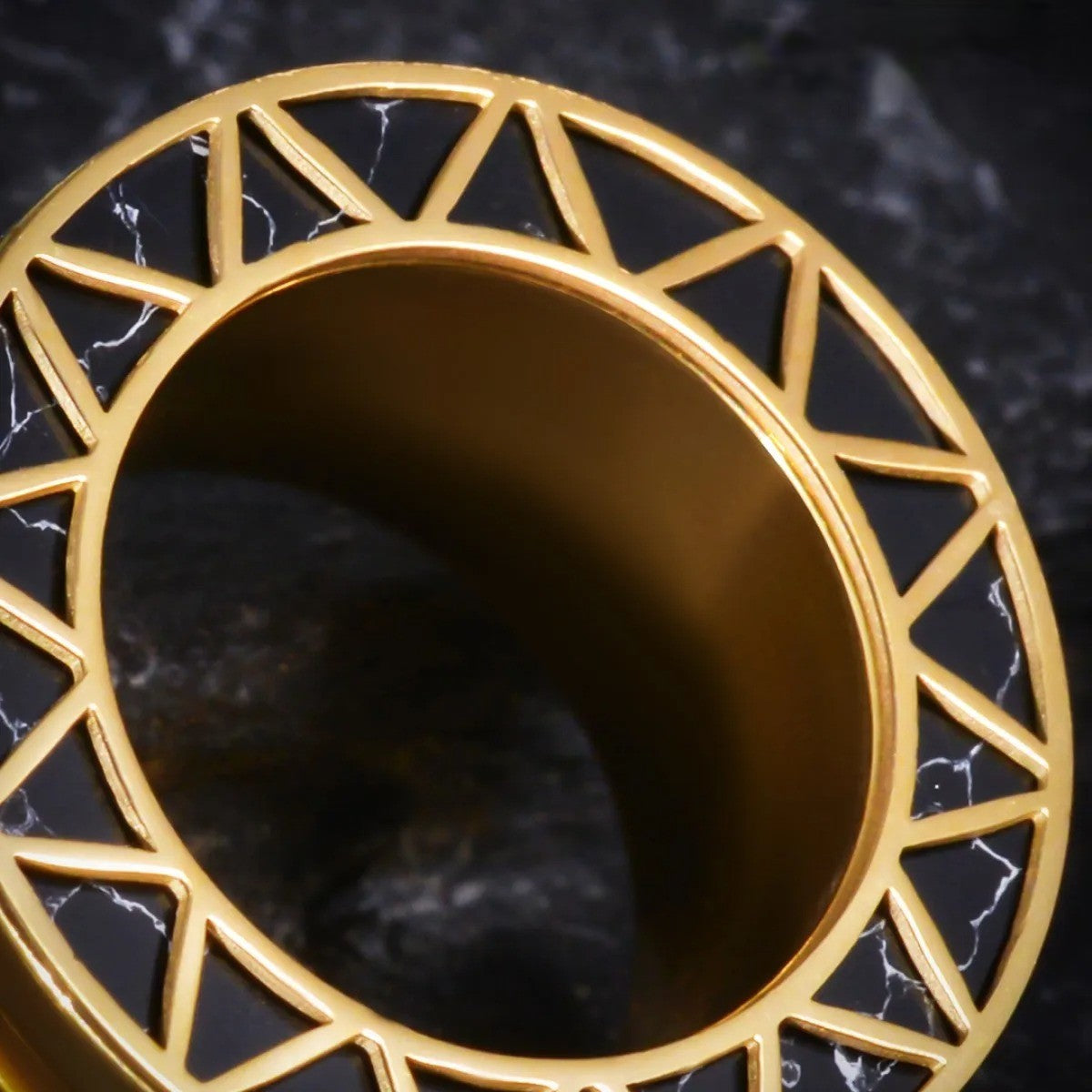Paar oortunnels met marmering, streetwear ontmoet luxe