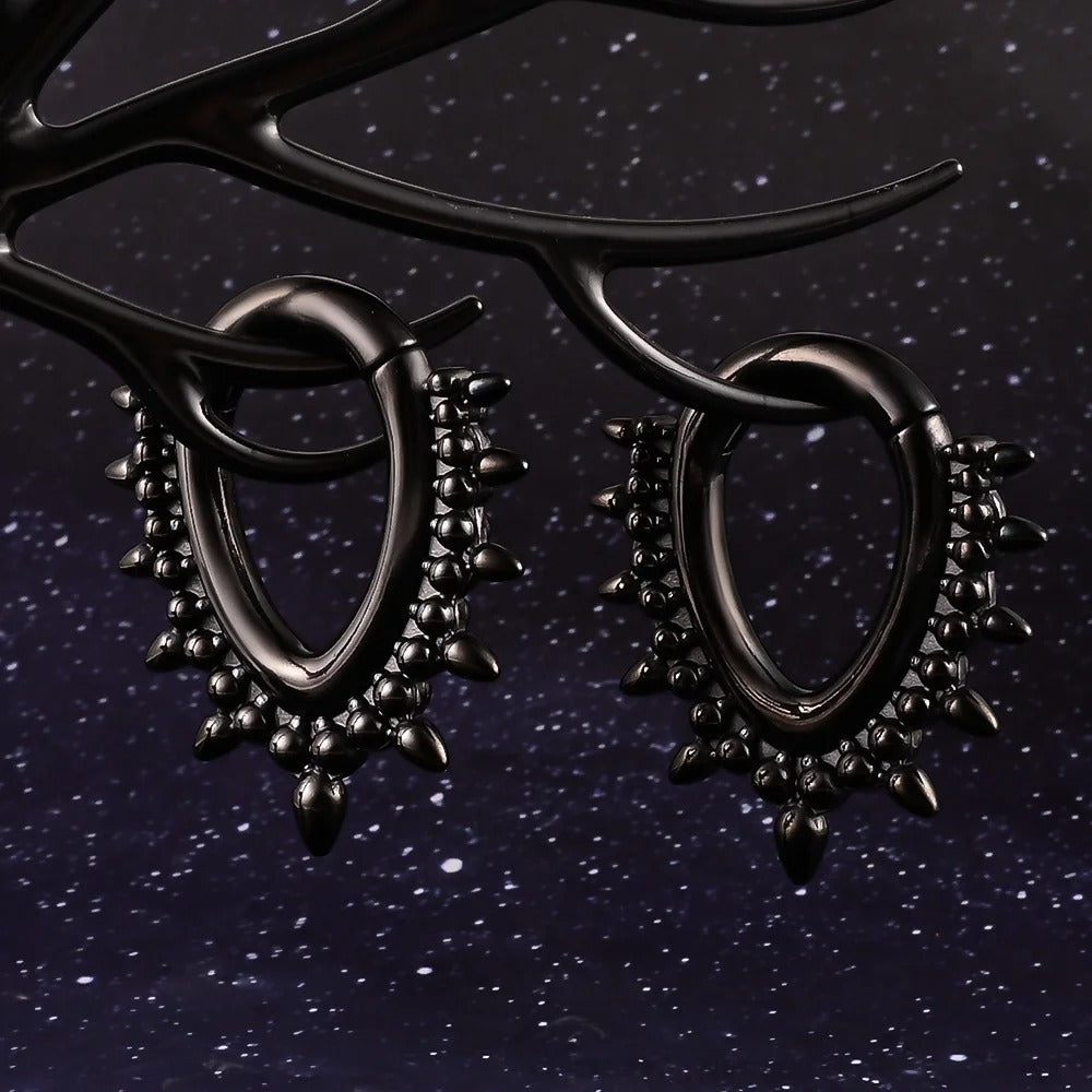 Metalen oorhangers met stekeldetails, een onderscheidend accessoire om op te vallen