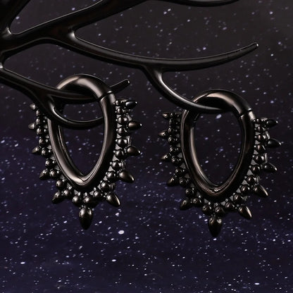 Metalen oorhangers met stekeldetails, een onderscheidend accessoire om op te vallen