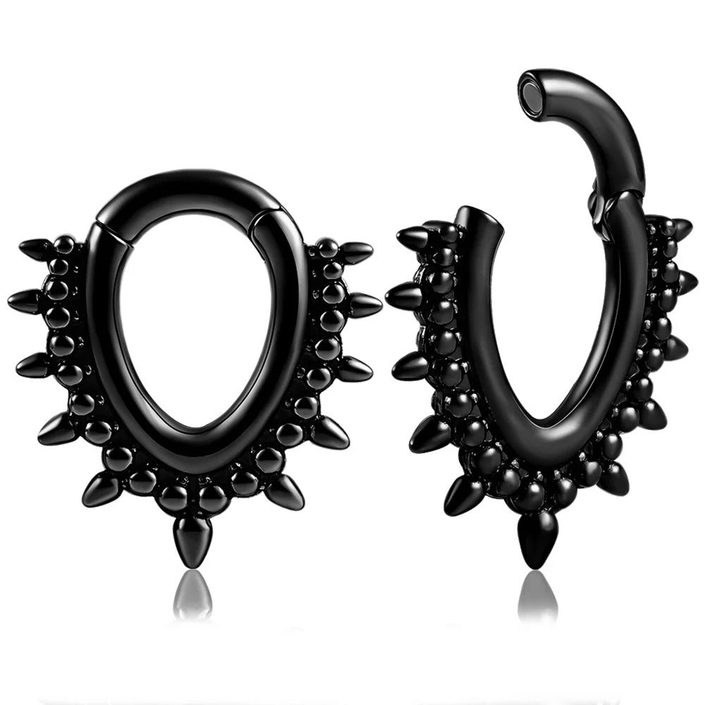Zwarte metalen oorhanger versierd met kleine stekels, edgy en verfijnd