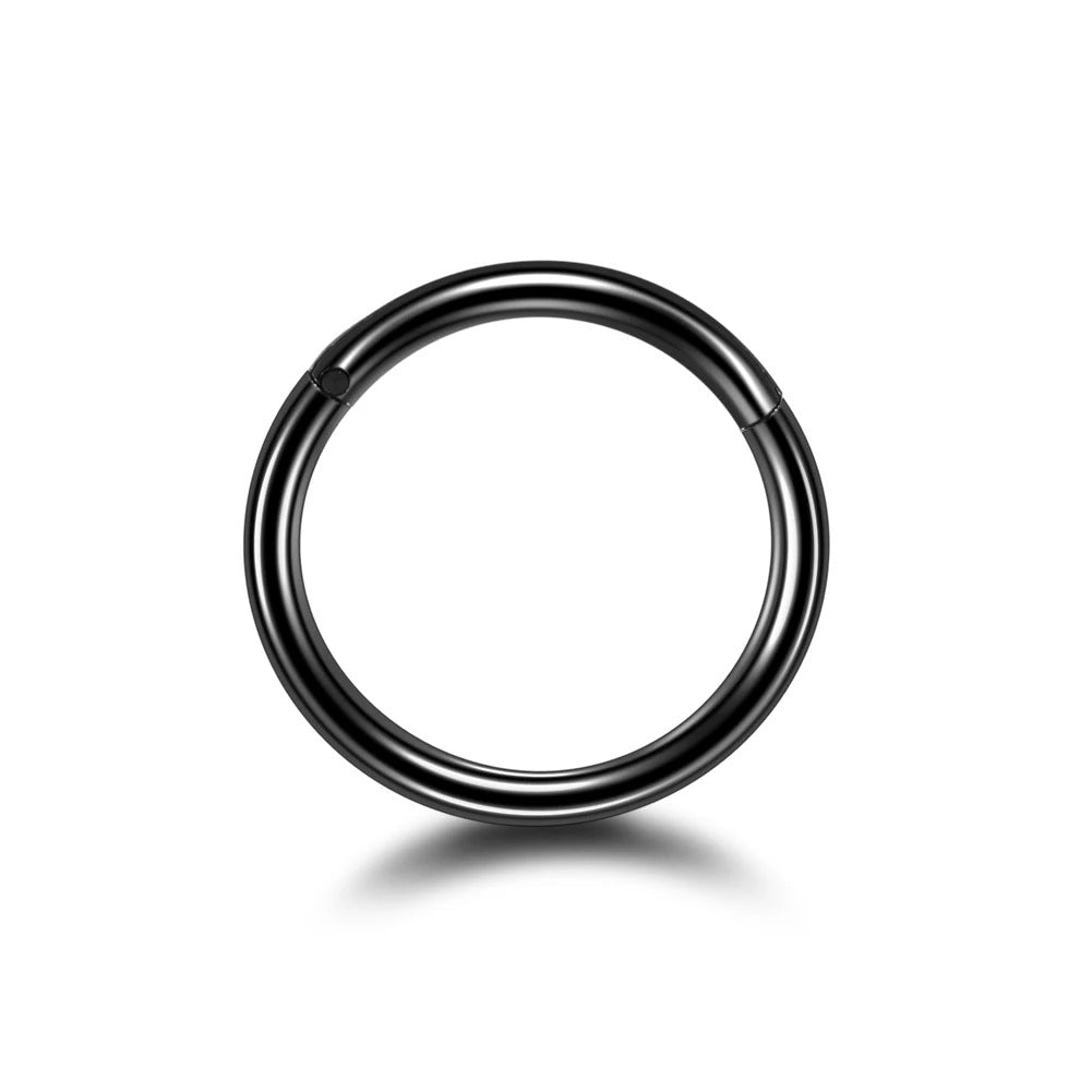Lichte titanium septum piercing, gladde afwerking voor een discrete look