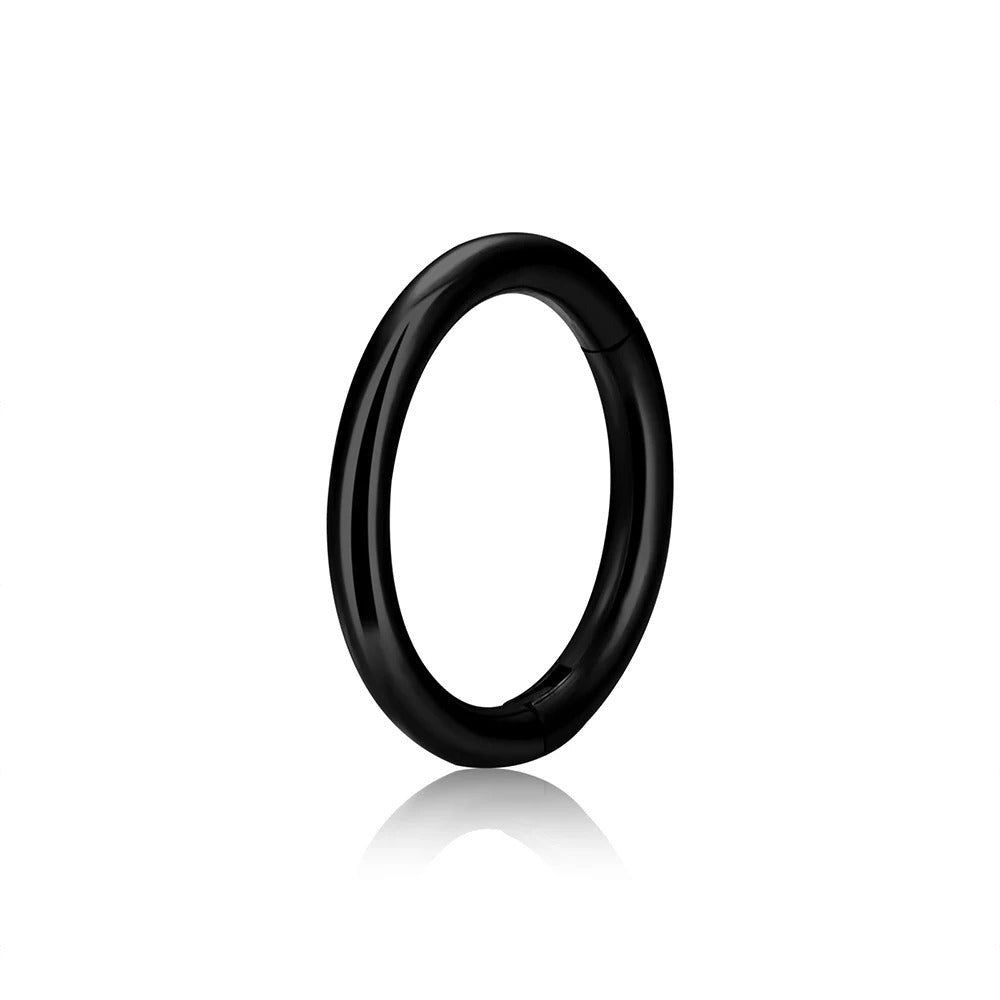 Wenkbrauwboog piercing met zwarte mat titanium ring, subtiele elegantie