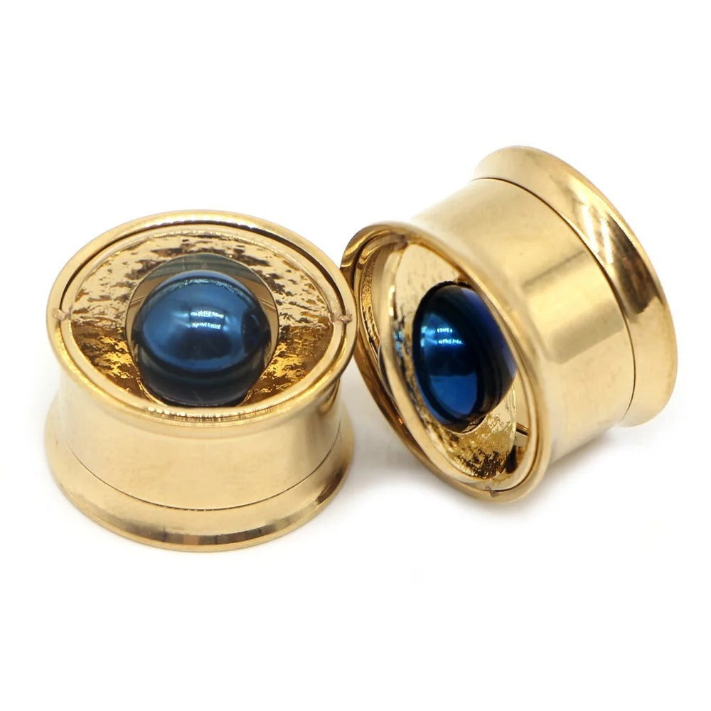 Gouden oorverbreder met ingezette blauwe steen.